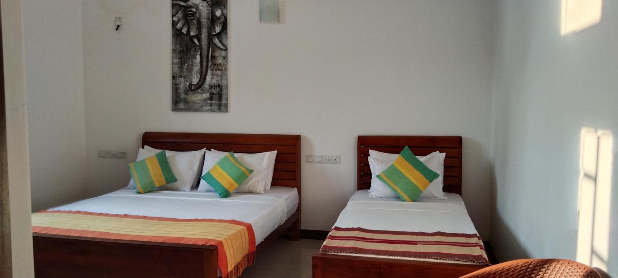 Bed and Breakfast Pick & Go White House Negombo Exterior foto