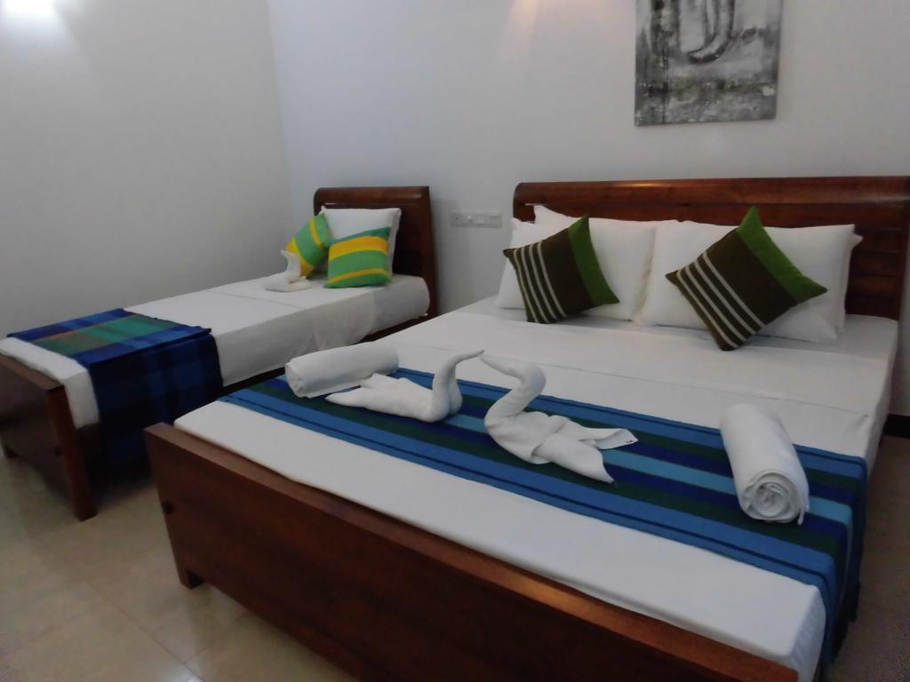 Bed and Breakfast Pick & Go White House Negombo Exterior foto