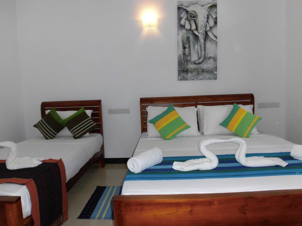 Bed and Breakfast Pick & Go White House Negombo Exterior foto