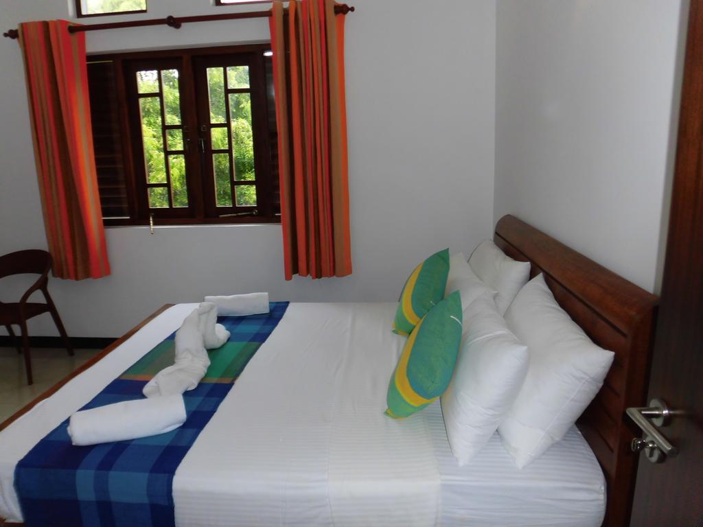 Bed and Breakfast Pick & Go White House Negombo Exterior foto