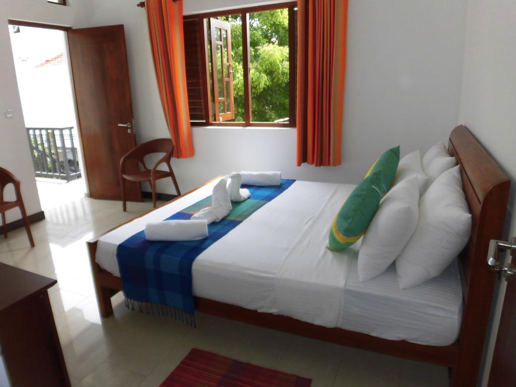 Bed and Breakfast Pick & Go White House Negombo Exterior foto