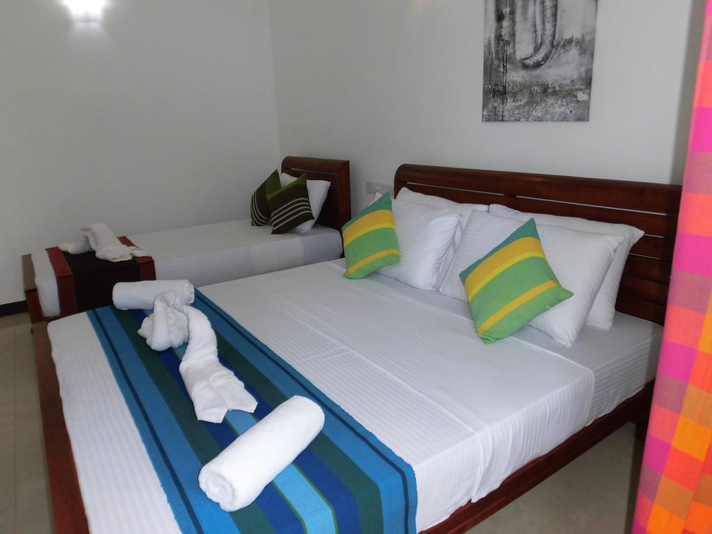 Bed and Breakfast Pick & Go White House Negombo Exterior foto
