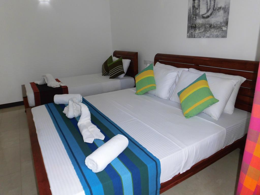 Bed and Breakfast Pick & Go White House Negombo Exterior foto