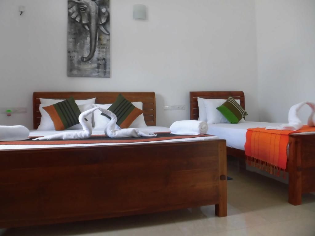Bed and Breakfast Pick & Go White House Negombo Exterior foto