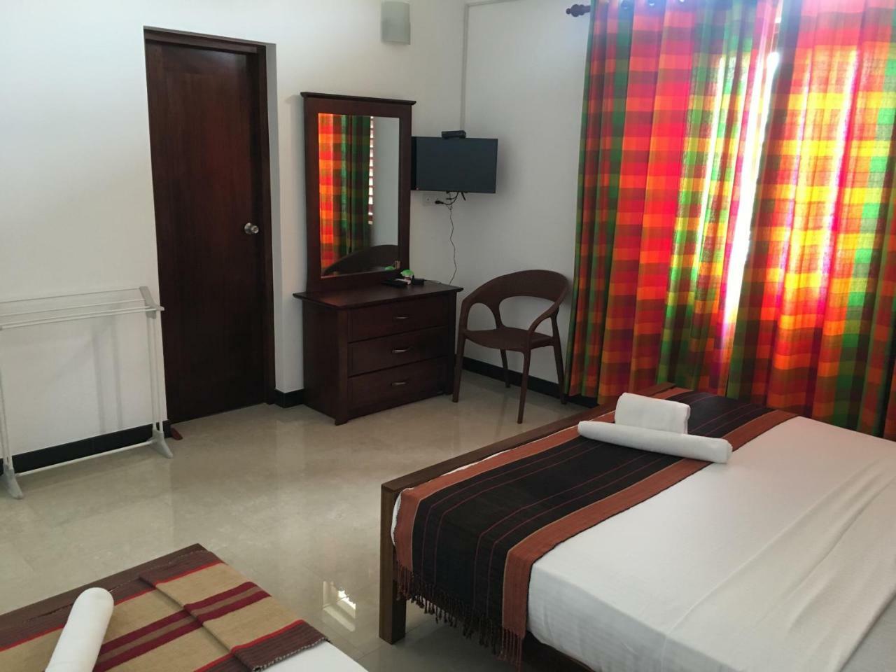 Bed and Breakfast Pick & Go White House Negombo Exterior foto